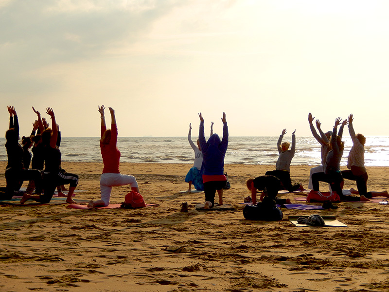 yoga op het strand in katwijk